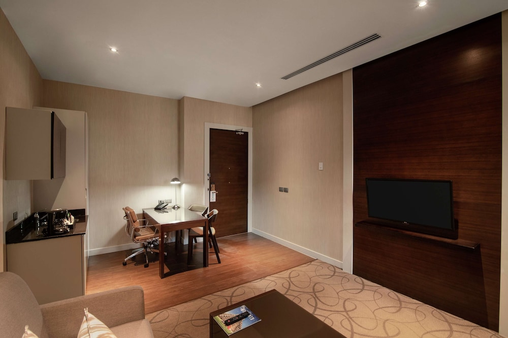 One King - One Bedroom Suite Mobility Access thumbnail 5