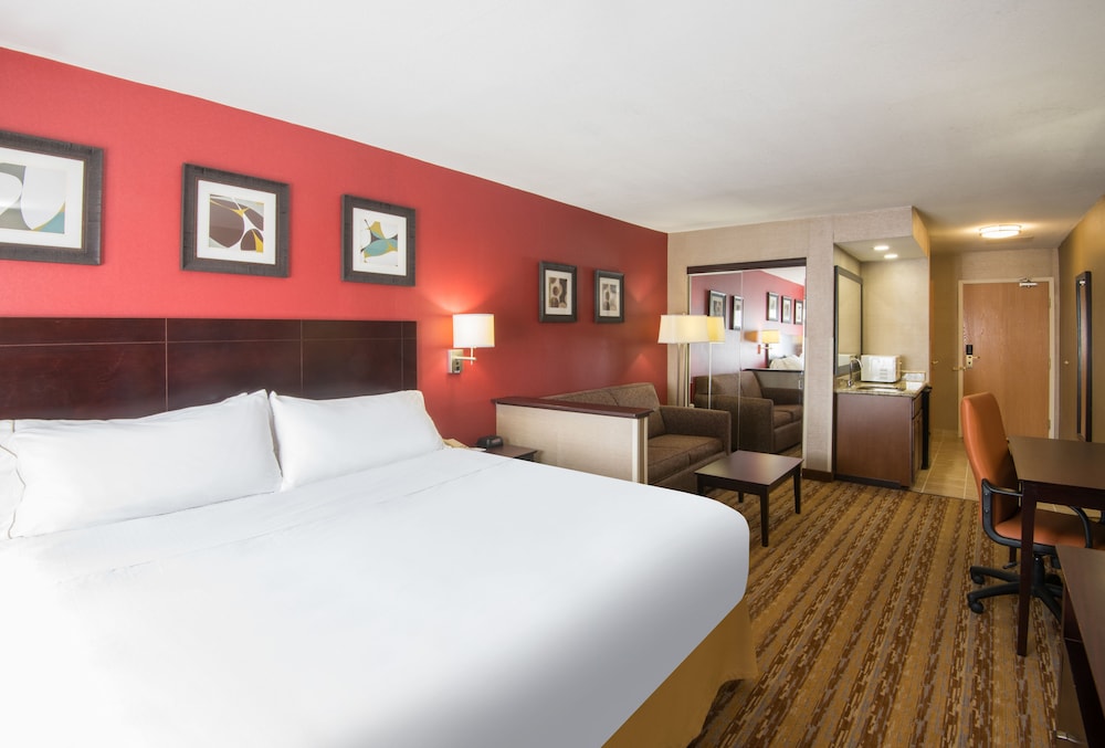 Suite, 1 Bedroom (1BD) - Photo 2