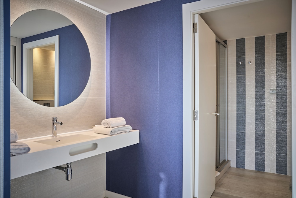 Suite Terrace Swimming Pool (Single Use) - Photo 8