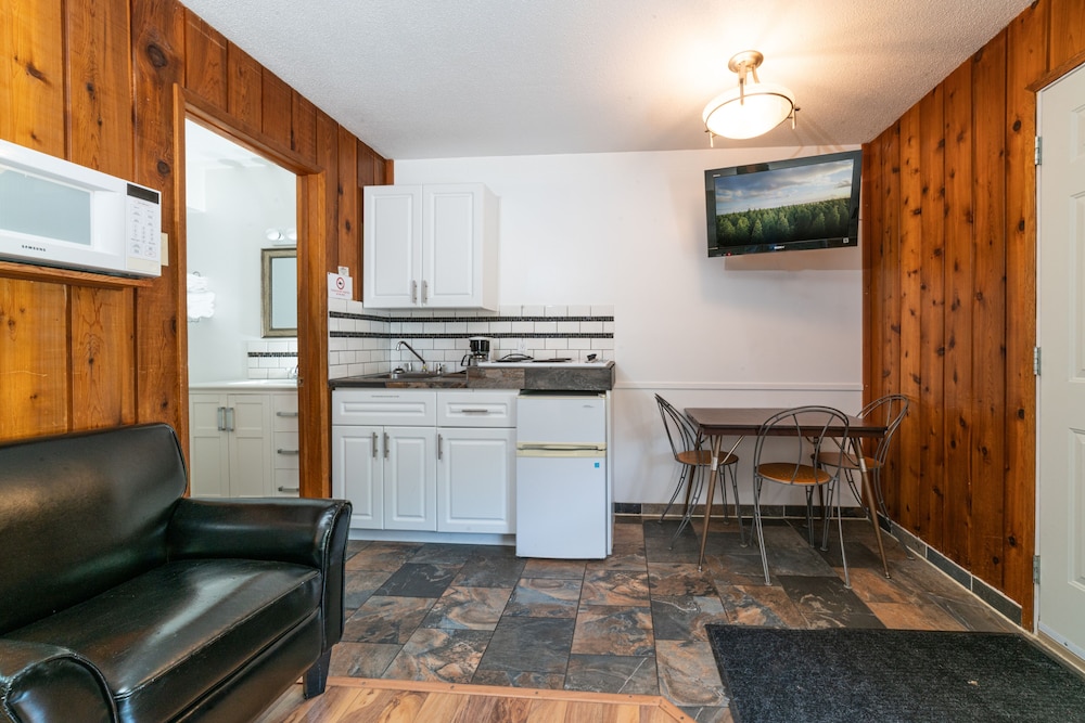 Deluxe Room, 1 Queen Bed, Kitchenette photo 1