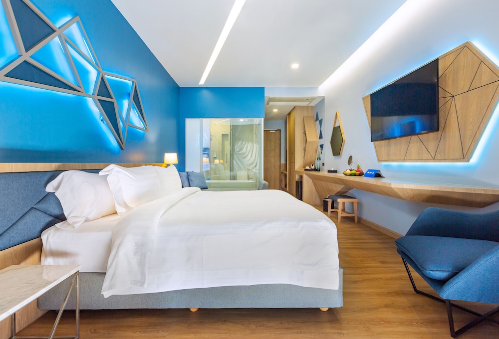 Premier Pool View Room With Balcony