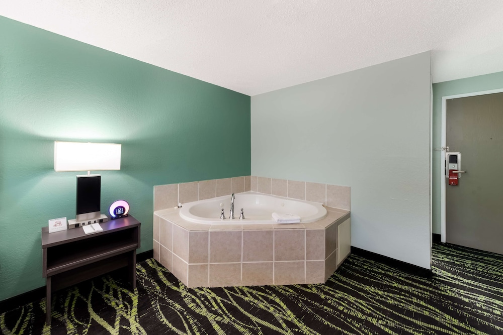 Suite, 1 Queen Bed, Non Smoking - Photo 4