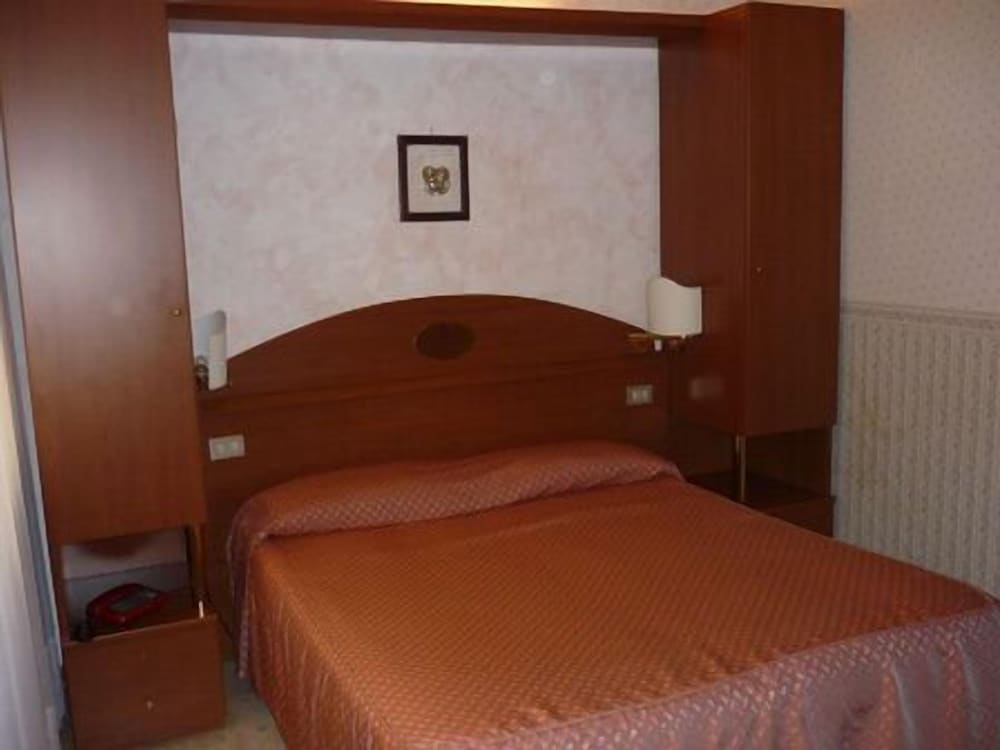 Classic Double or Twin Room - Photo 11