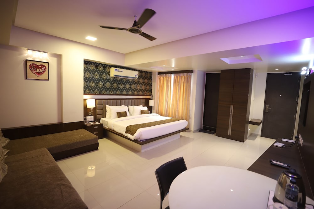 Suite Room - Photo 13
