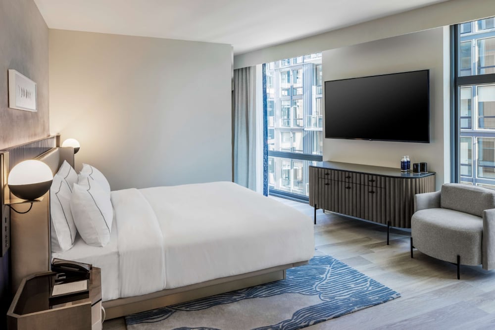 Deluxe Room, 1 King Bed, Accessible (Hearing) - Photo 4