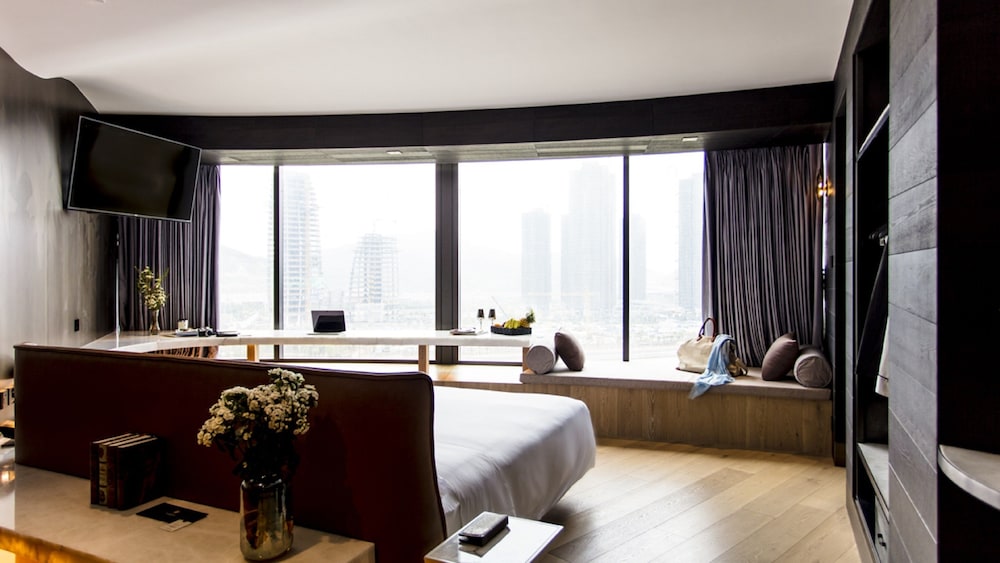 Deluxe Studio Suite, 1 King Bed, Non Smoking, Sea View photo 1