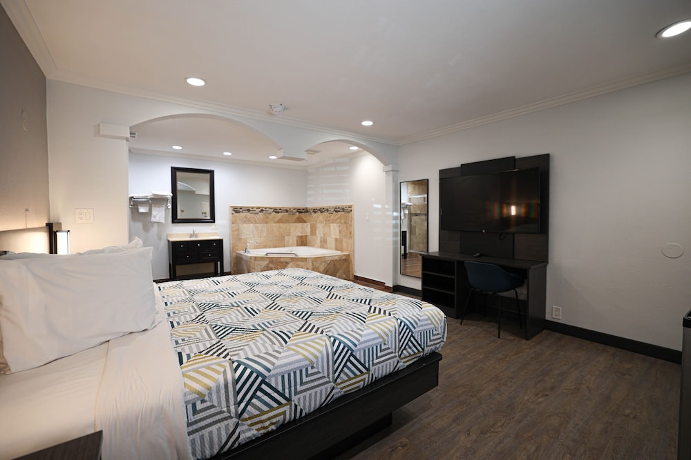 Superior Room, 1 King Bed, Non Smoking, Refrigerator & Microwave photo 2