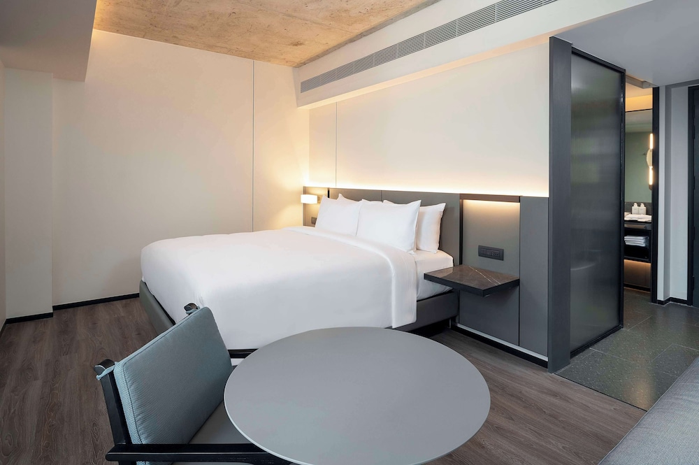 Deluxe Room, 1 King Bed, Air conditioning, City View