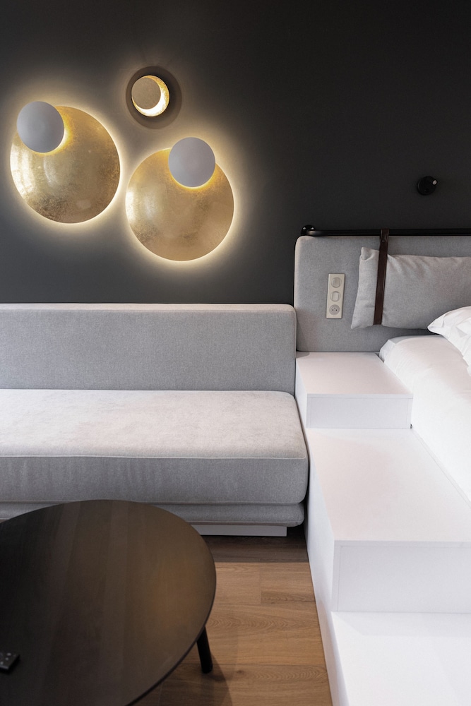 Deluxe Double Room, 1 King Bed with Sofa bed photo 3