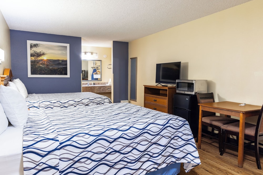 Standard Queen Room with Two Queen Beds (Non Smoking) photo 3