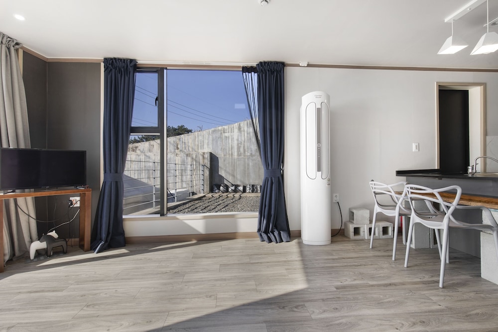 Deluxe Room - Room 101, Room 102 randomly assigned (spa bath available once a day) photo 3