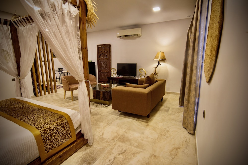 Luxury King Suite with Private Pool - Photo 3
