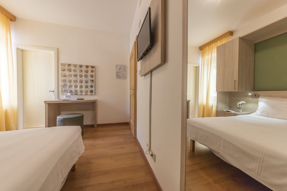 Standard Double Room photo 3