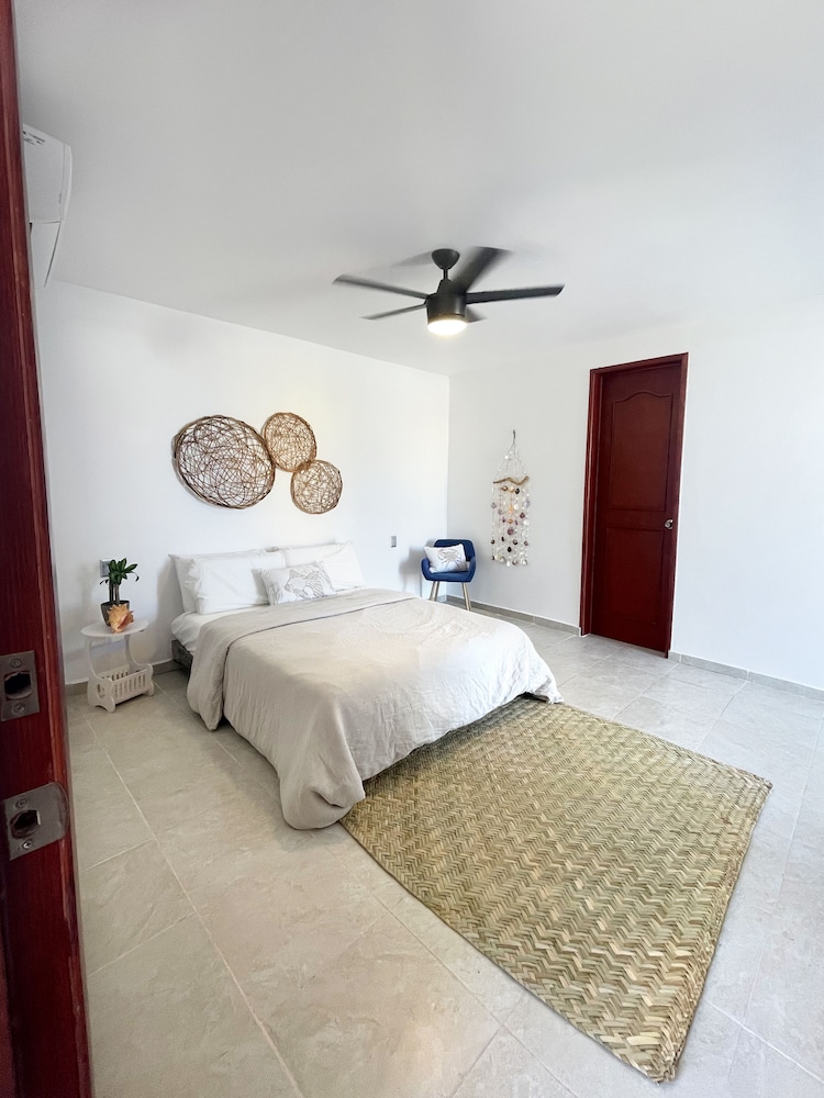 Comfort Room, 1 King Bed, Terrace, Partial Sea View photo 1