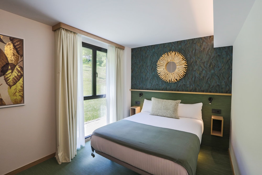 Design Double Room, 1 Queen Bed, Mountain View, Garden Area - Photo 14