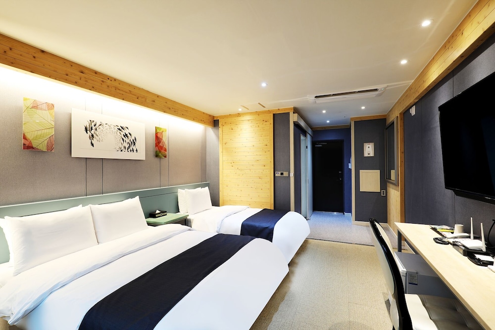 Deluxe Twin Room (Breakfast not provided on Monday) - Photo 3