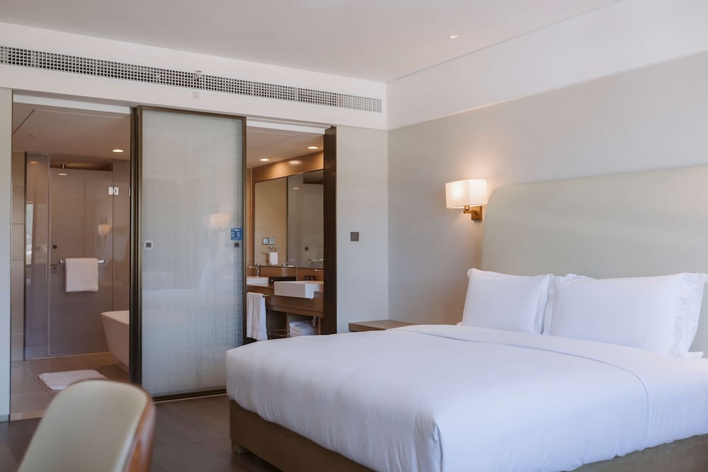 Deluxe Room, 1 King Bed - Photo 2