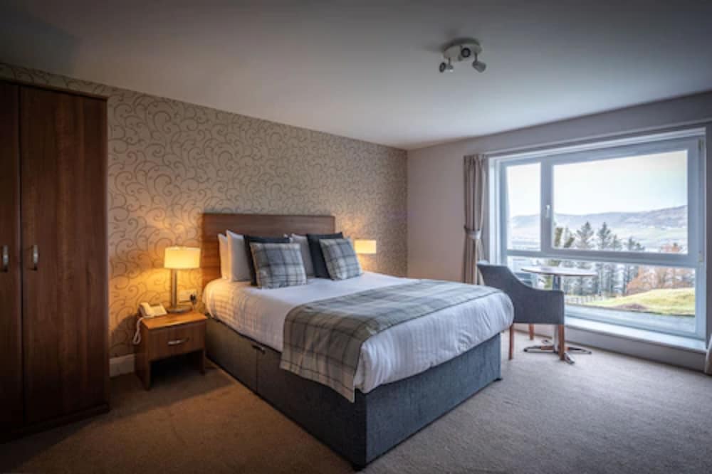 Double Room, 1 King Bed, Sea View (In Uig Lodge) photo 3