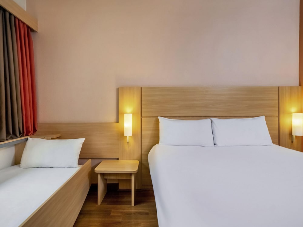 Standard Room, Multiple Beds - Photo 3