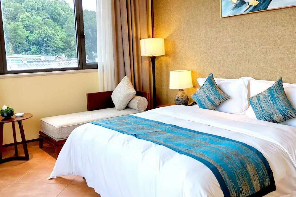 Superior Room, 1 King Bed, Smoking, Hill View photo 2