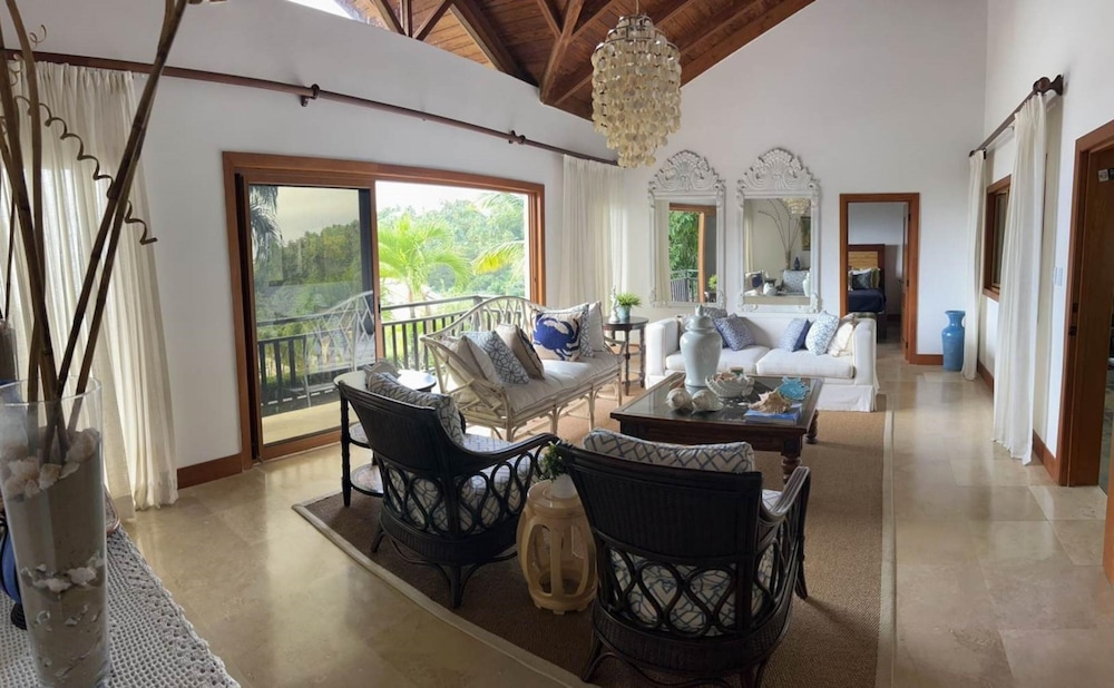 Villa photo 1