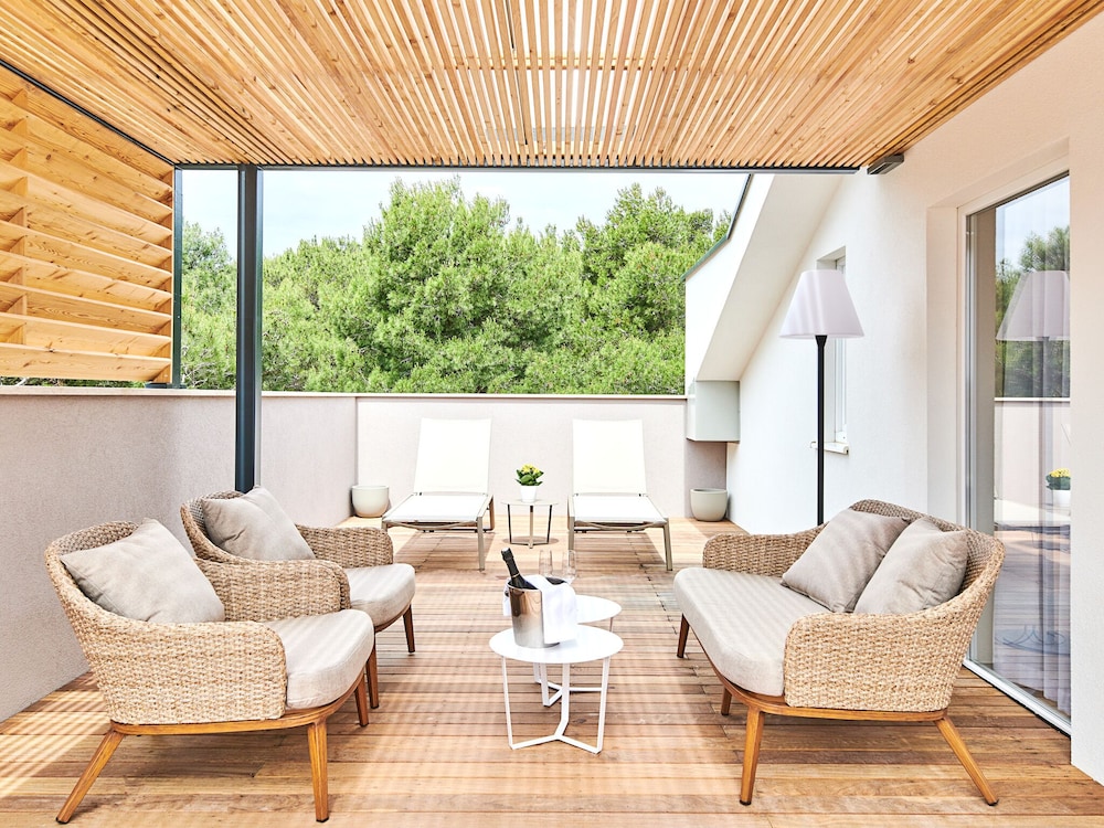 One Bedroom Suite with Balcony and Sea View photo 1