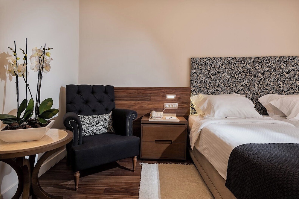 Superior Double or Twin Room, Balcony - Photo 7