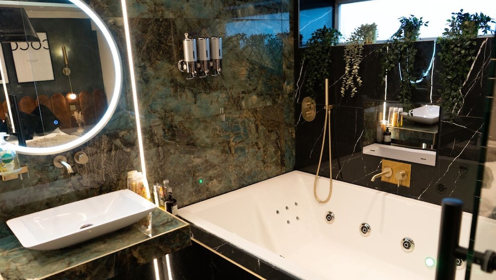 Deluxe Apartment, Hot Tub - Photo 19