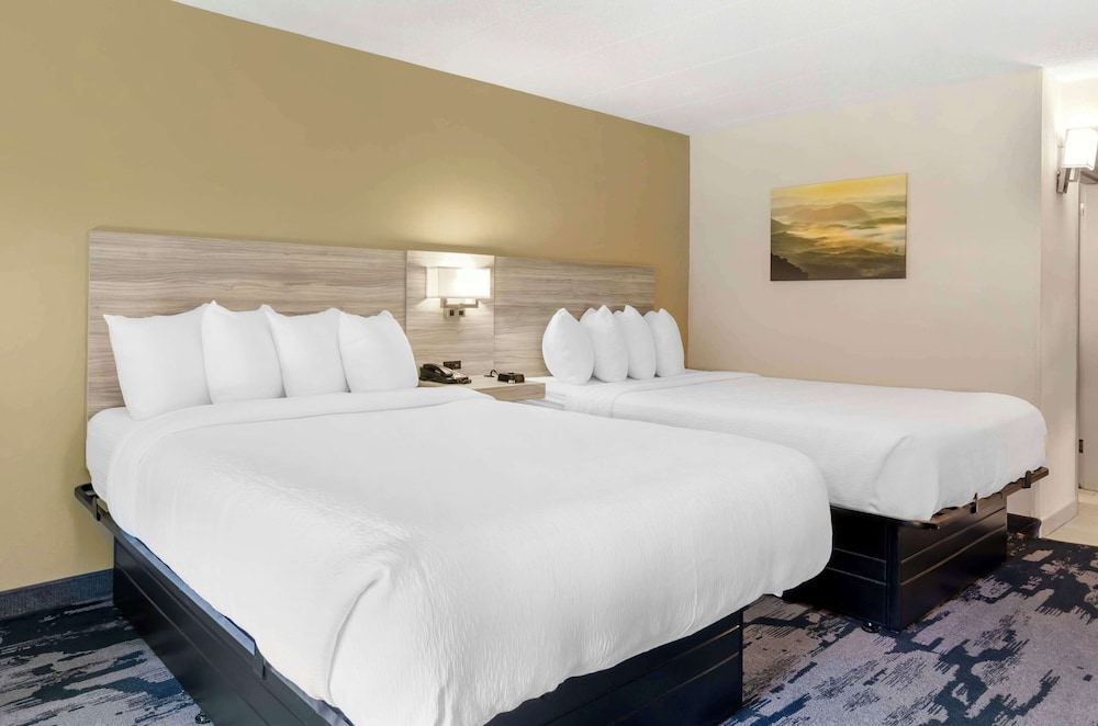 Suite, 2 Queen Beds, Non Smoking, Refrigerator & Microwave - Photo 2