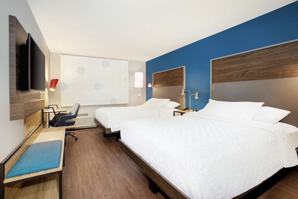 Room, 2 Queen Beds, Accessible, Bathtub - Photo 2