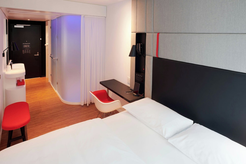 Premium Room, 1 King Bed (View) - Photo 7