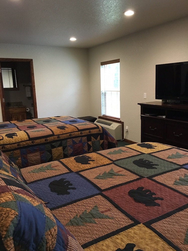 Classic Room, 2 Queen Beds photo 3