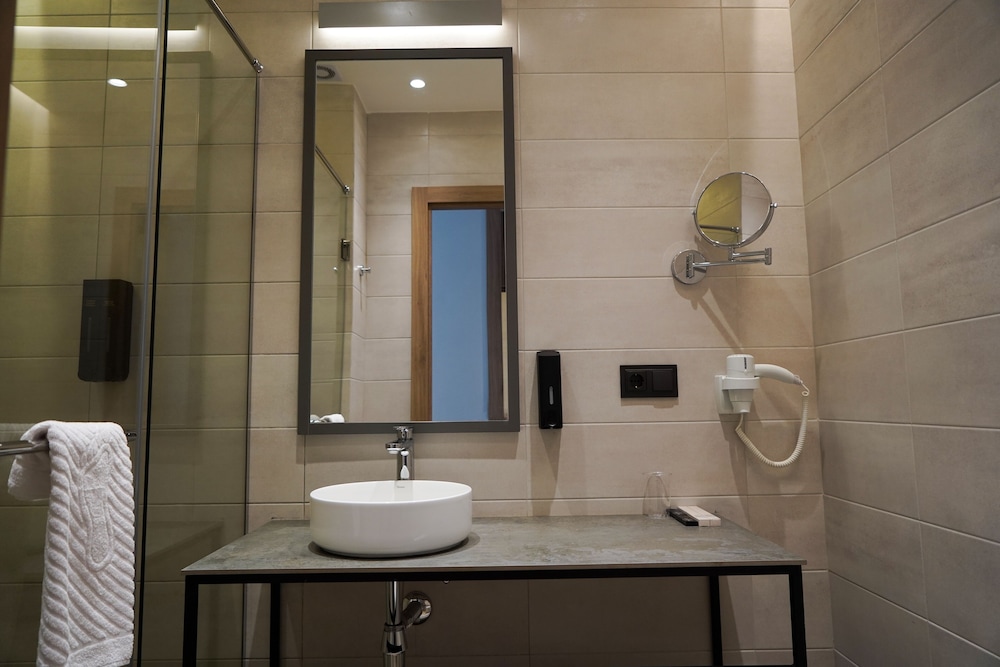 Standard Double Room, 1 King Bed, City View photo 3