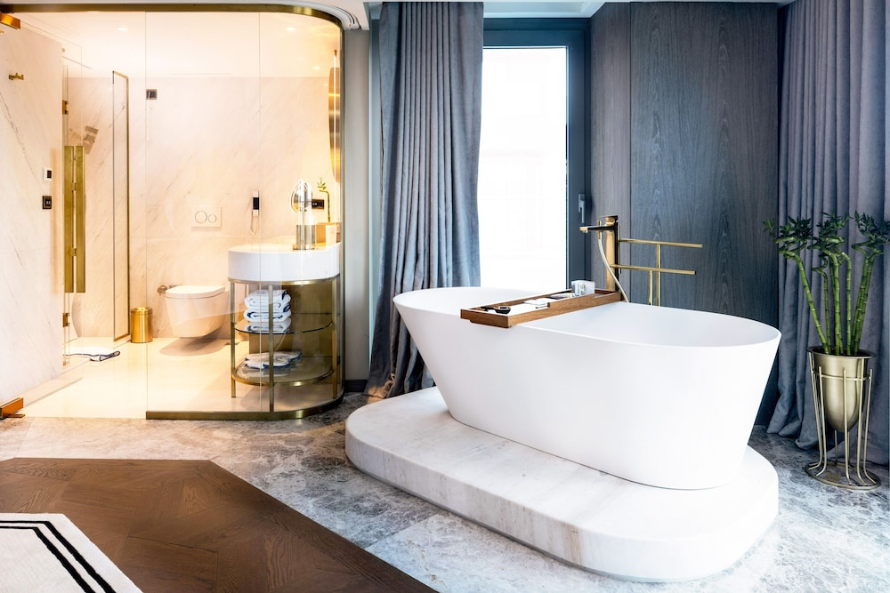 Queen Suite with City View photo 3