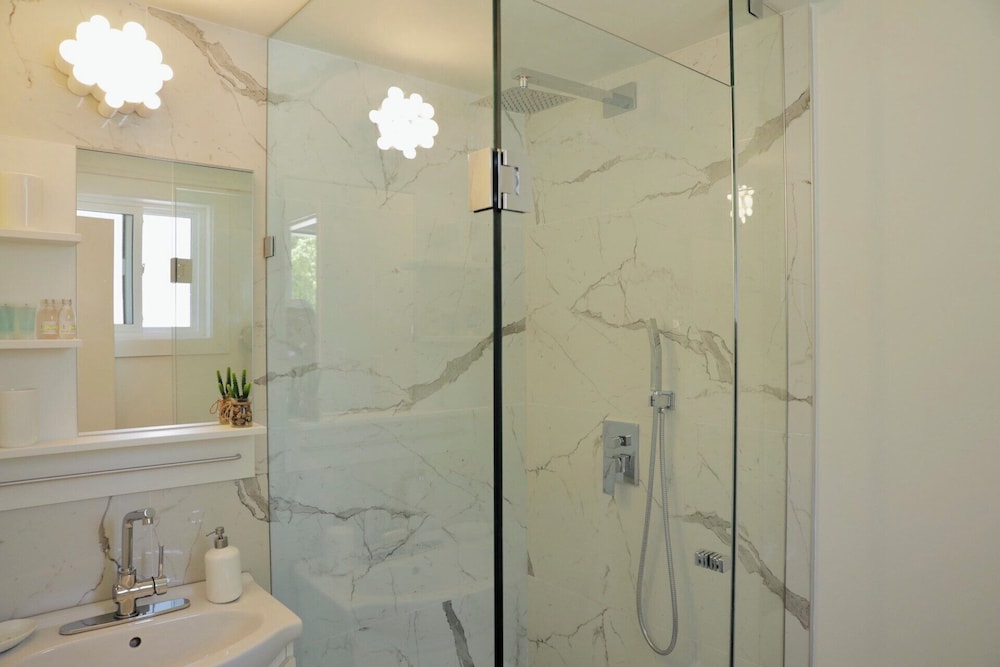 Townhouse Suite 205 - 2 Storeys - Photo 8
