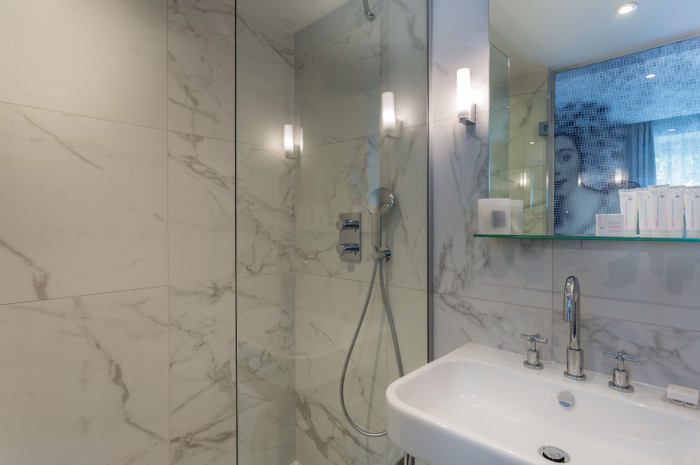 Hôtel La Comtesse bathroom photo