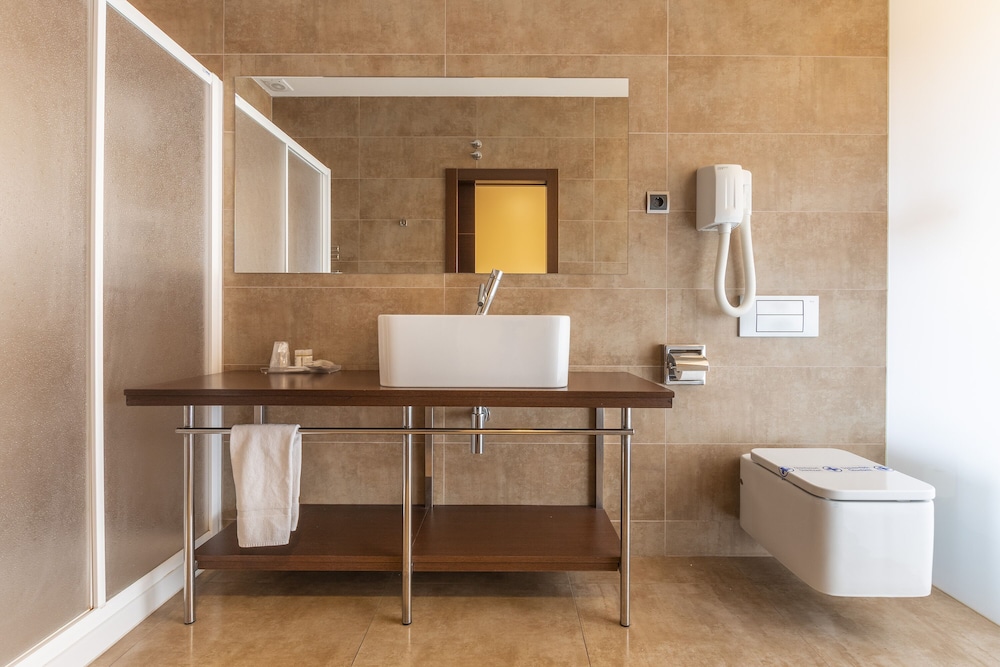 Standard Double or Twin Room - Photo 14