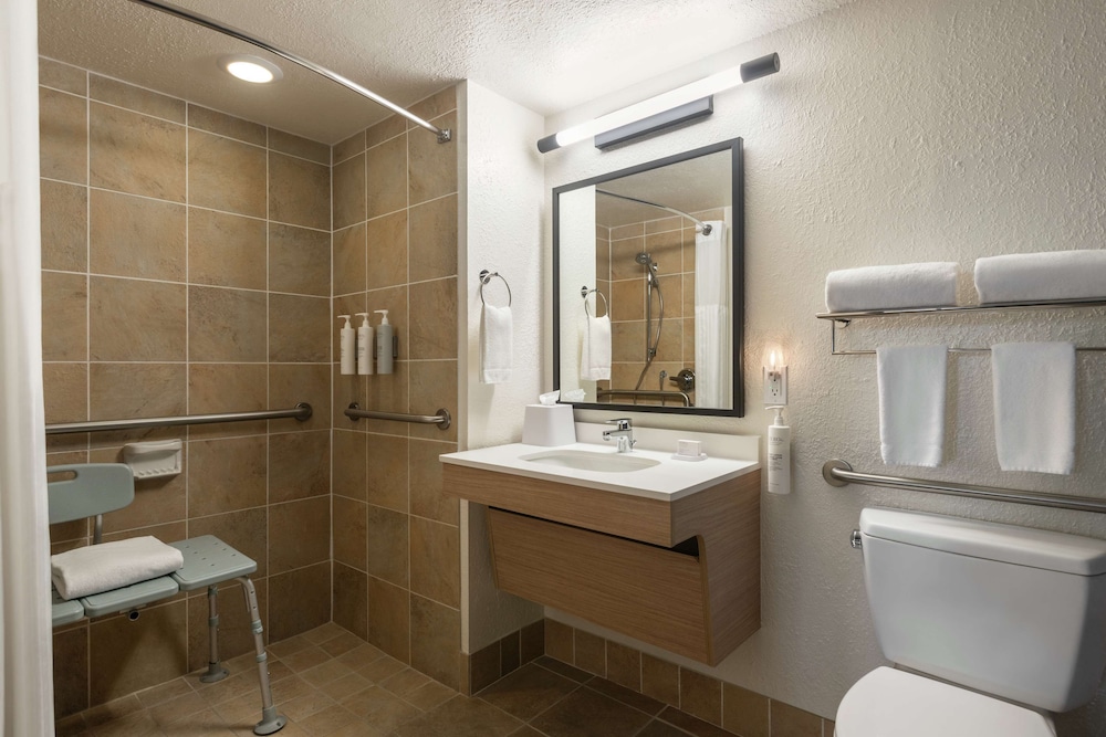 Room, 2 Queen Beds, Accessible (Mobility & Hearing, Roll-In Shower) photo 2