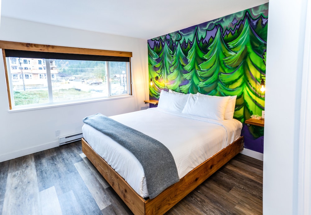 Superior Room, 1 King Bed, Mountain View photo 3