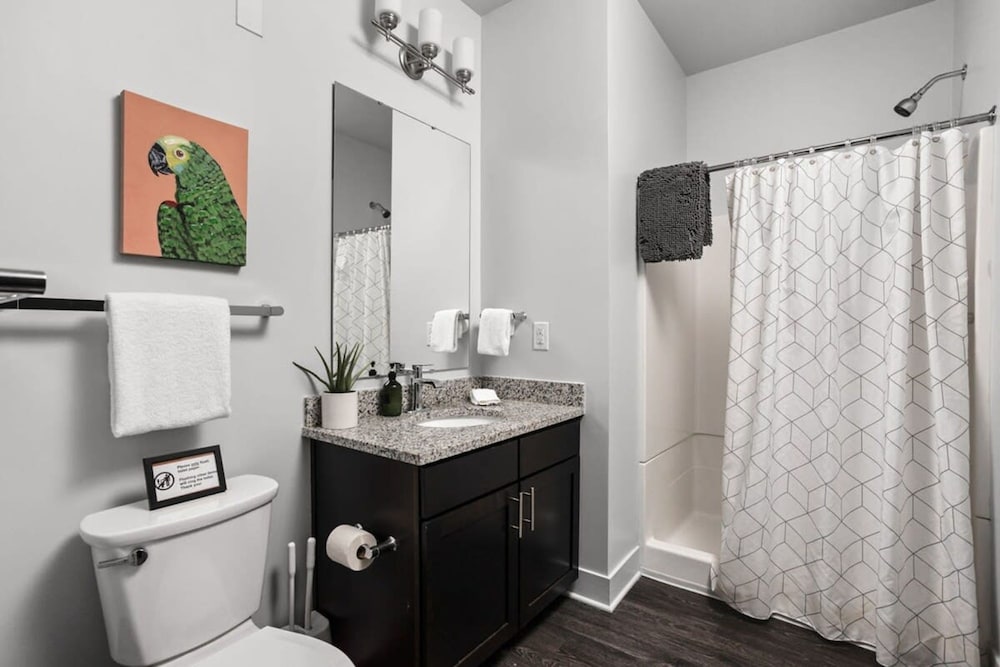 Cozysuites Spacious 2BR Next to Whole Foods, Photo 39