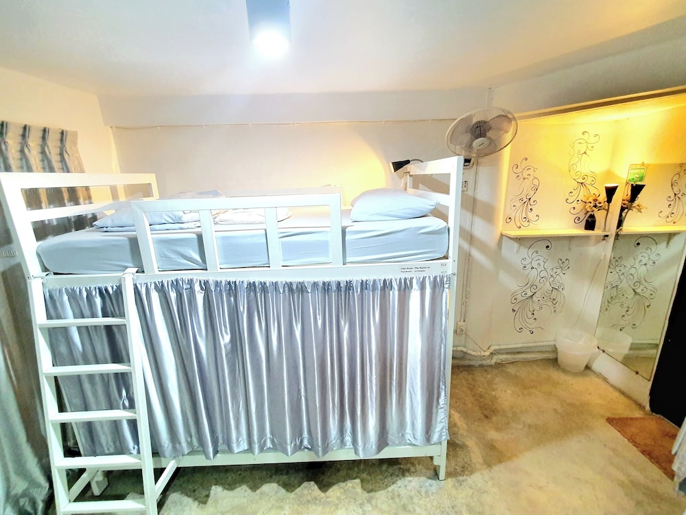 Family Room, Non Smoking, Shared Bathroom photo 2