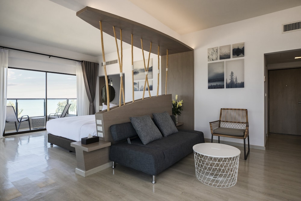 Suite, 1 King Bed (Ocean) - Photo 4