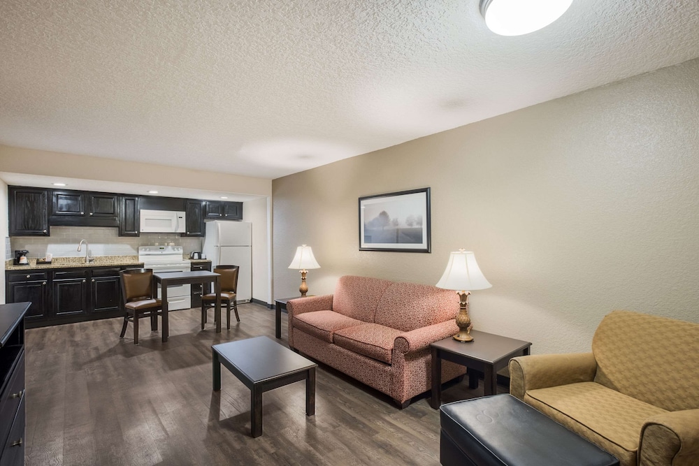 Suite, Multiple Beds, Non Smoking - Photo 10