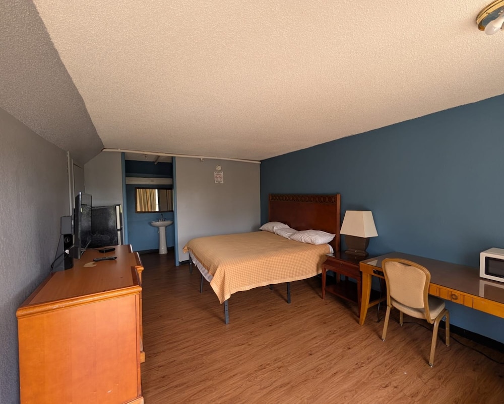 1 King Bed, Non Smoking, Kitchenette photo 1