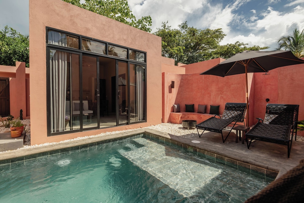 Deluxe Villa, 1 Queen Bed, Pool View photo 1