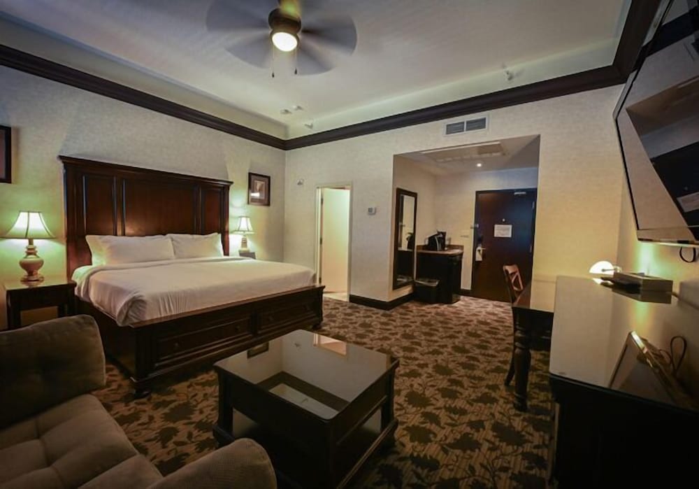 Deluxe Room, 1 King Bed photo 1