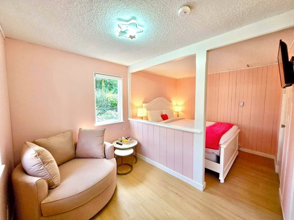 Dream Cottage, 1 Queen Bed, Kitchenette, Pet-Free