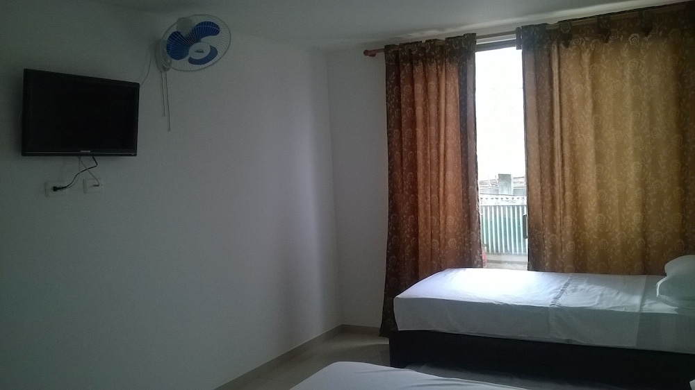 Standard Double Room with One Twin Bed and 2 Adults Occupancy (Non Smoking) photo 2