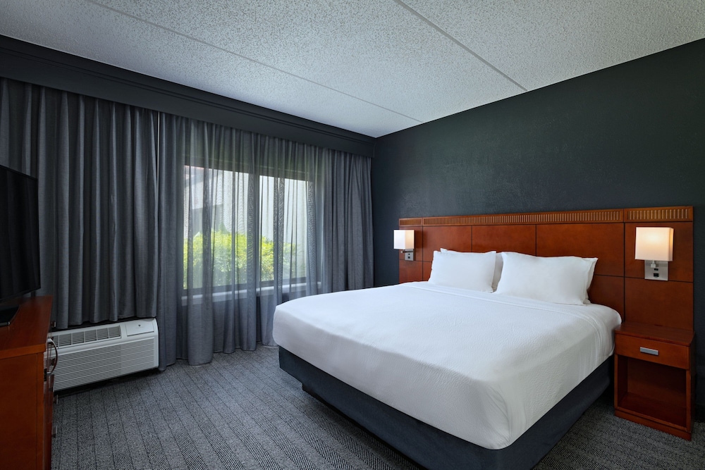 Suite, 1 Bedroom - Photo 1