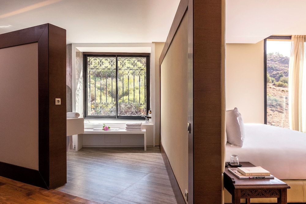 Senior Suite, 1 Bedroom, Lake View photo 2